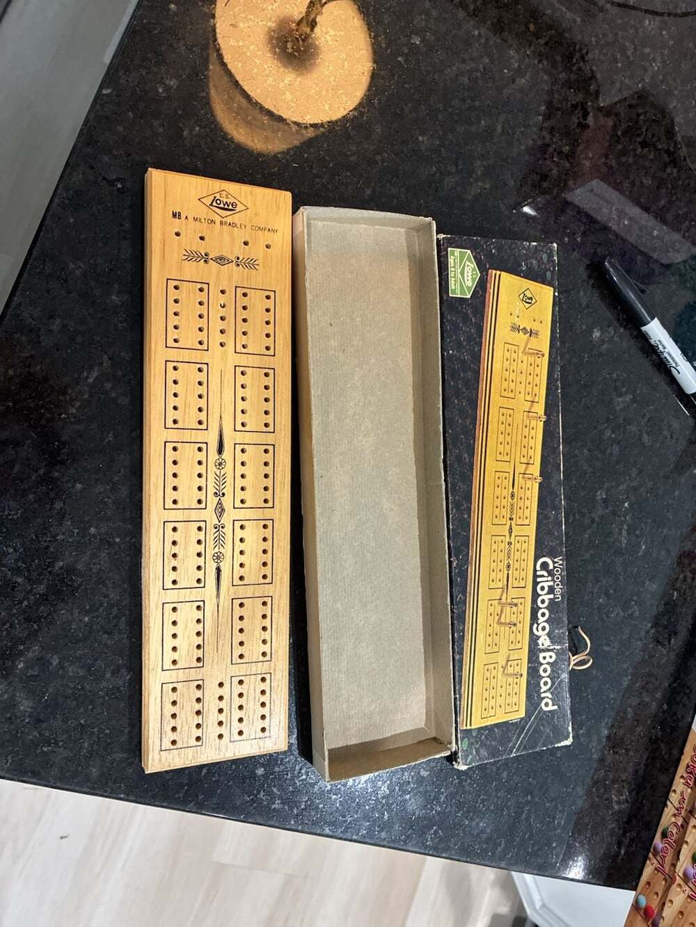 Vintage 1974 E.S. Lowe Wooden Cribbage Board No. 1503 with Box and Pegs A739